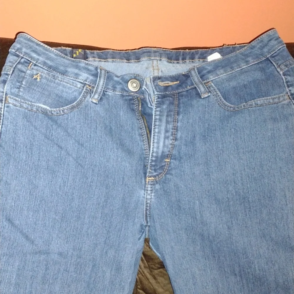 Aura Wrangler boot cut jeans - Picture 2 of 7